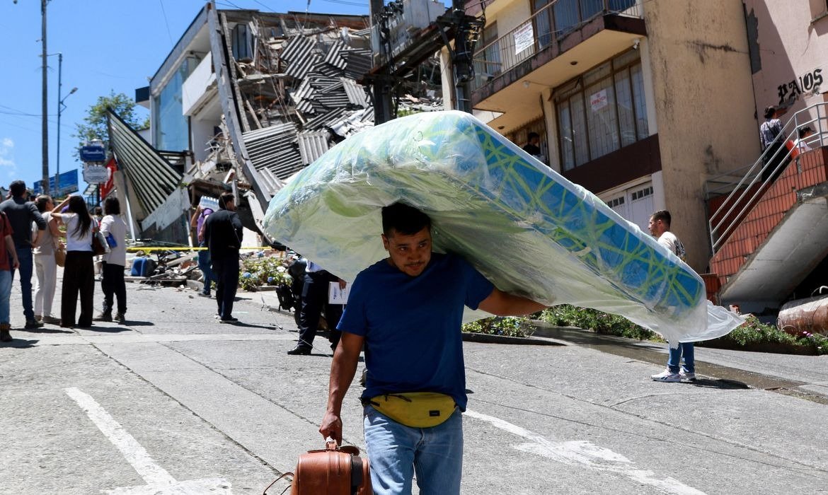 Terremoto de 7,4 causa destruição na Colômbia