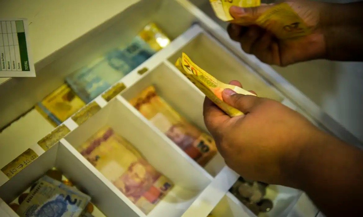 Último lote do abono salarial começa a ser pago