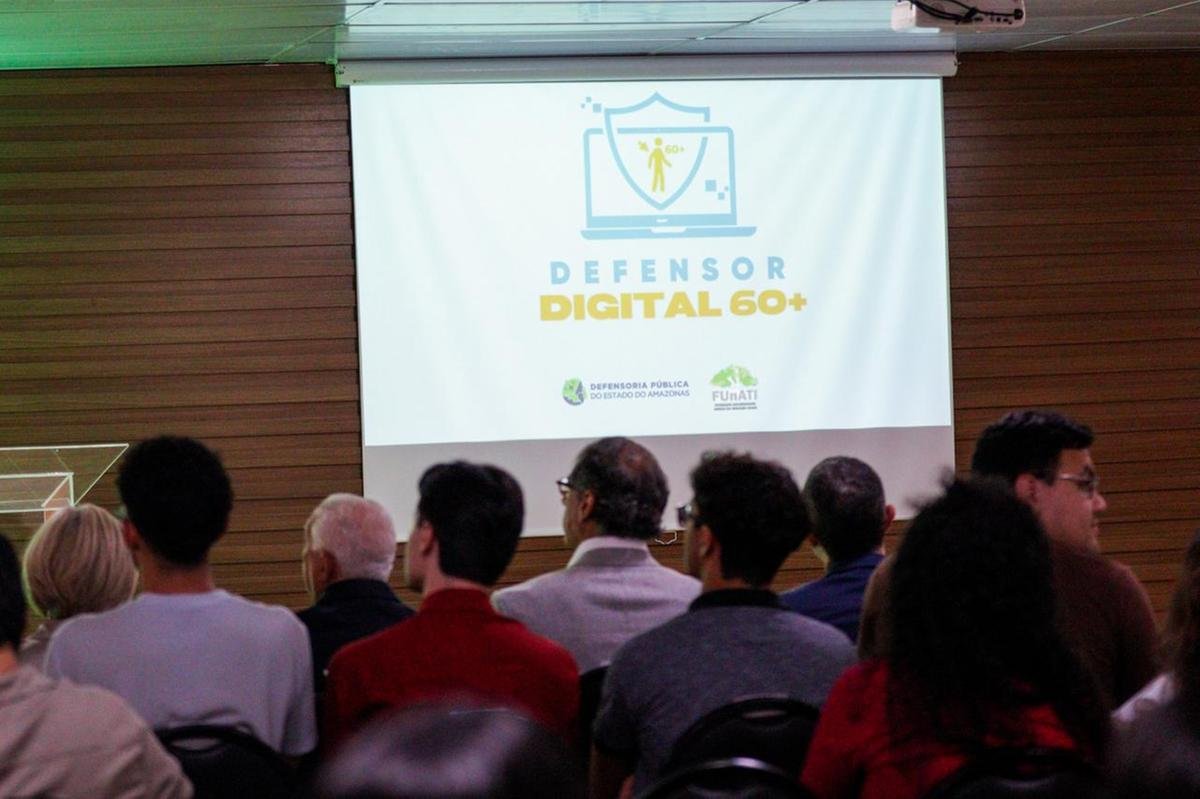 Curso para idosos aborda segurança na internet em Manaus