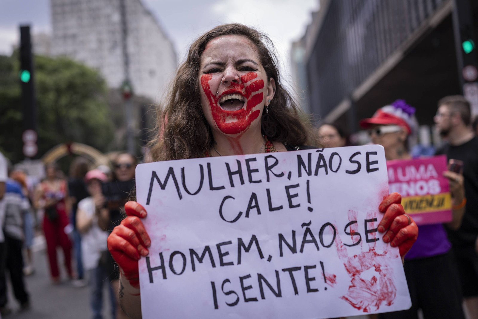 Brasil registra 1.568 feminicídios em 2025