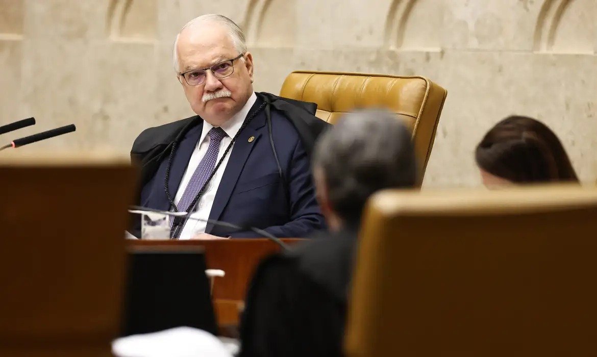 Decisão de Dino reverte afastamento de Andrei Rodrigues determinado por Mendonça