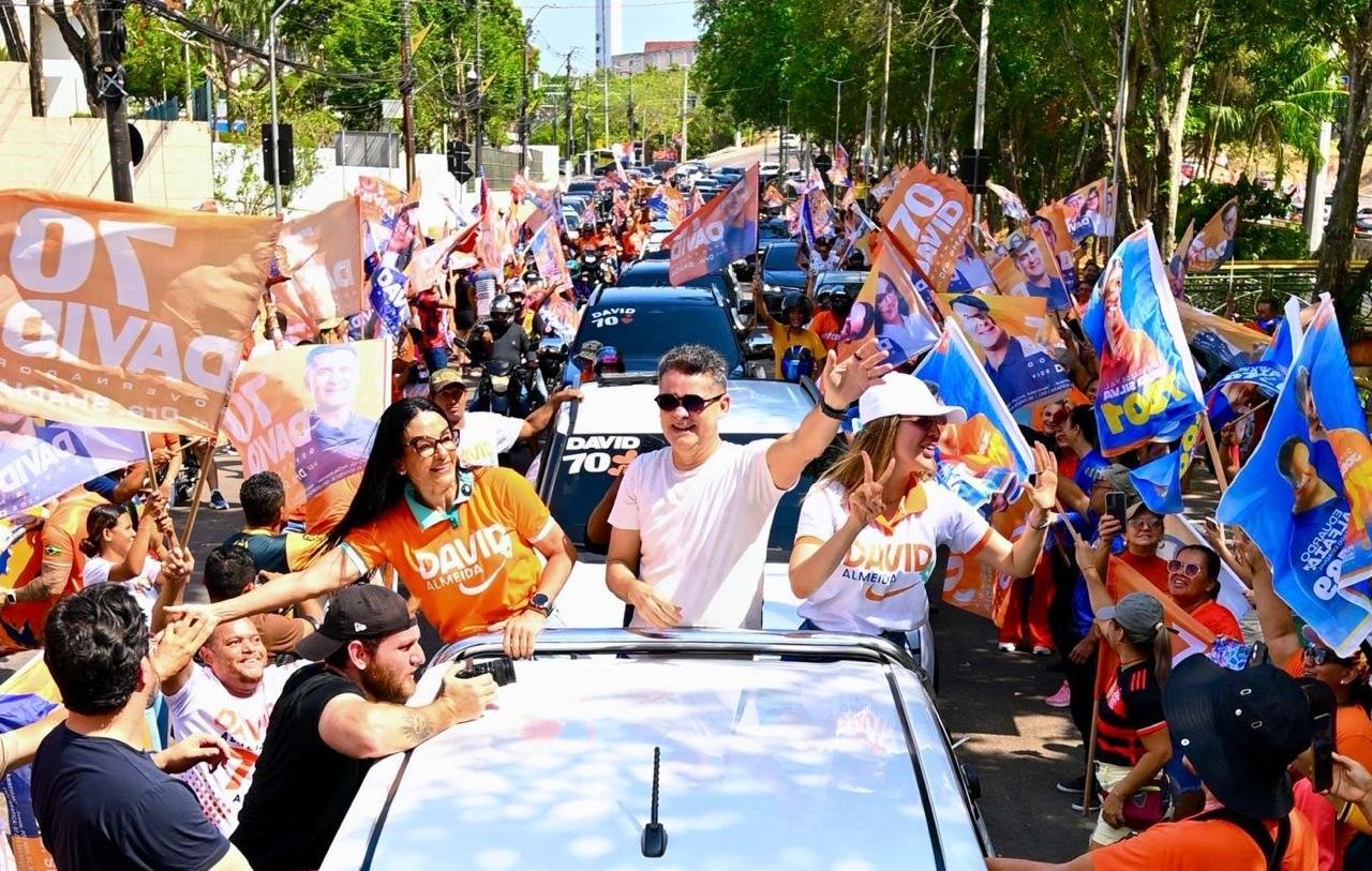 David Almeida percorre principais avenidas de Manaus durante carreata