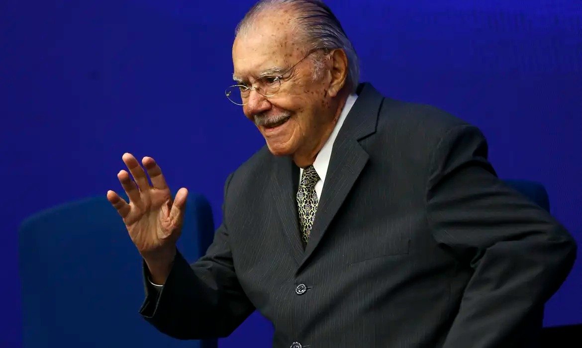 Sarney segue estável durante tratamento contra pneumonia