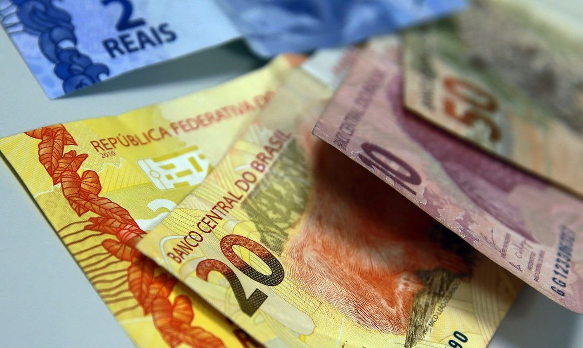 Cartão rotativo e parcelado pressionam juros para famílias em agosto