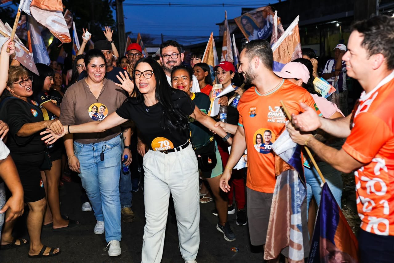 Vice de David Almeida participa de caminhada na Compensa I